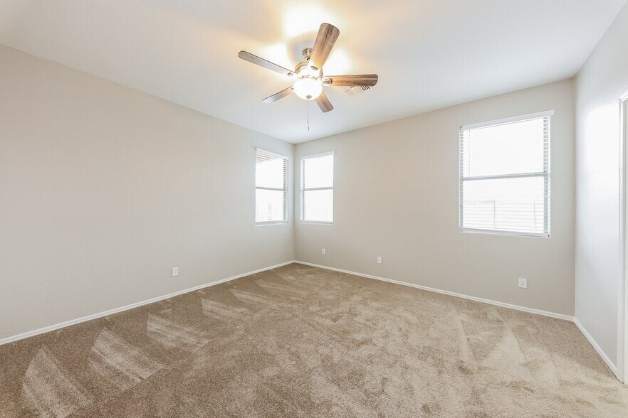 Building Photo - 7612 S 68th Dr