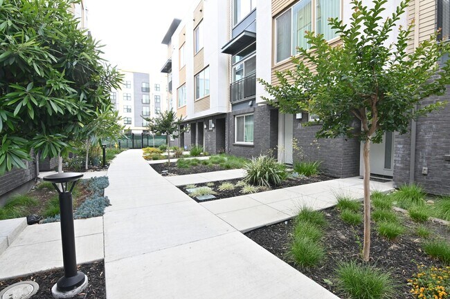 Building Photo - Upscale 2-BR Dual-Suite Condo in Downtown San Jose