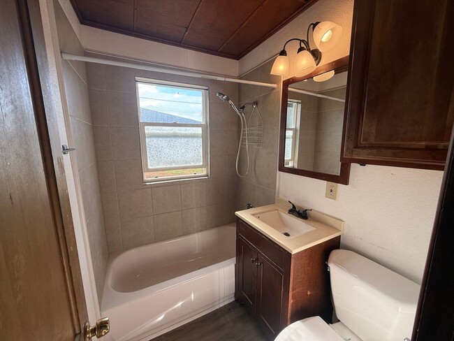 Building Photo - Two Bedroom, One Bathroom Home! Located Cl...