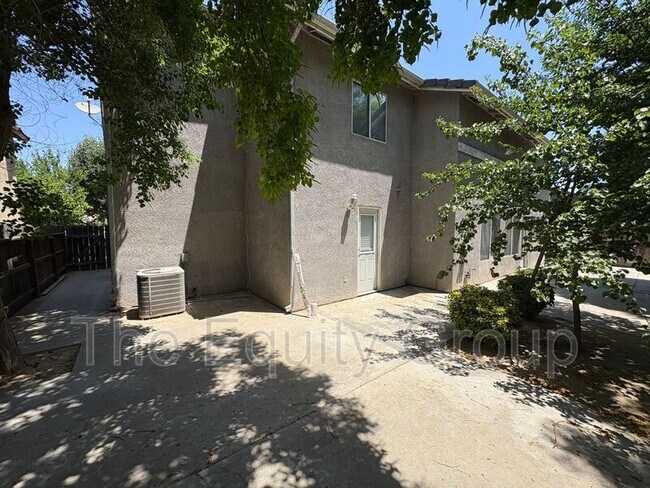 Building Photo - 703 W Russell Ave