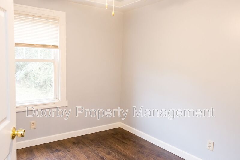 Building Photo - 604 S Cherokee St