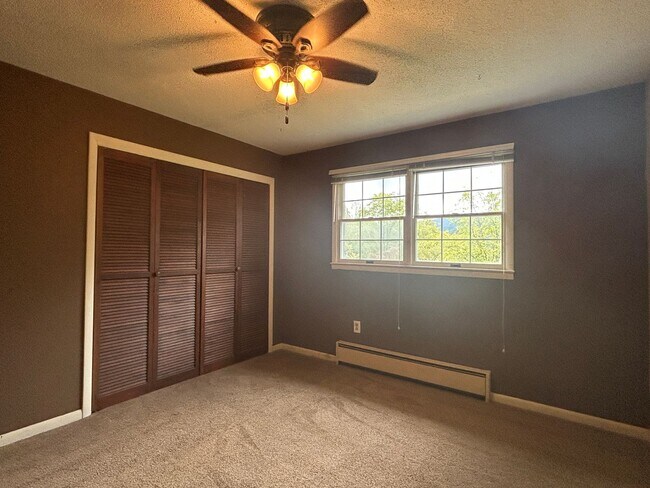 Building Photo - 4/2.5 in Beautiful Warrensville! Lots of S...