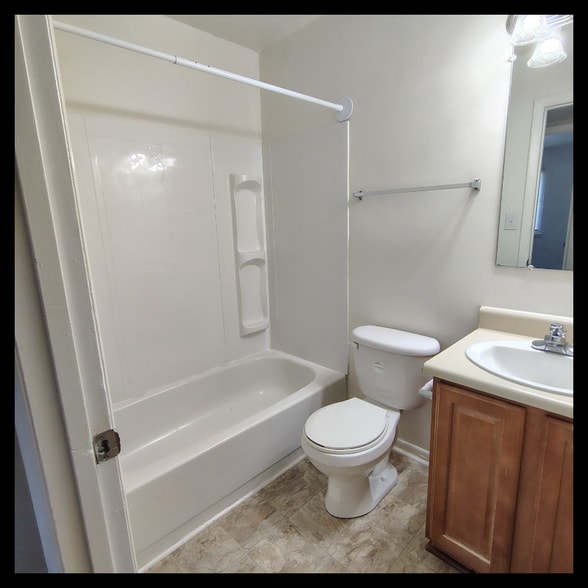 Building Photo - 600 Reusens Rd