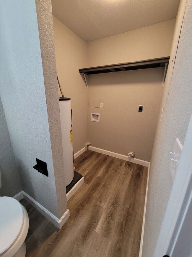 Building Photo - Remodeled 2 bathroom Townhouse on Sunset in Osage Beach!