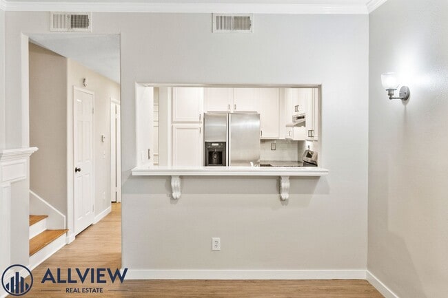 Building Photo - Updated 3 Bed, 2.5 Bath Home Available in ...