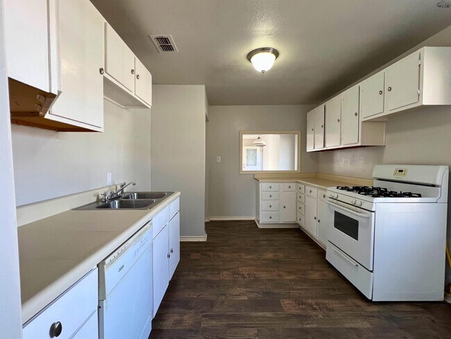 Building Photo - 405 E Spring St