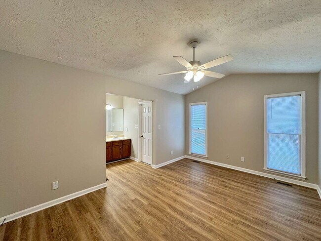 Building Photo - Beautiful Three Bedroom Home!