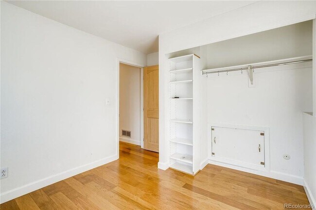 Building Photo - Lovely Louisville Home for Lease! Darling Dutchcreek Home on Dahlia!