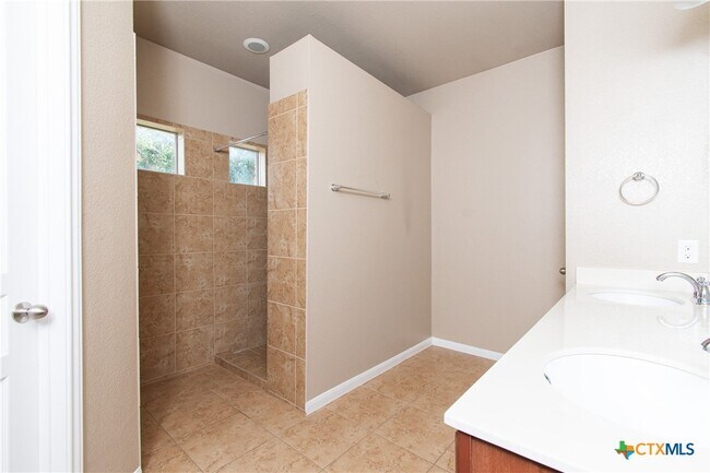 Building Photo - 245 Chering Dr