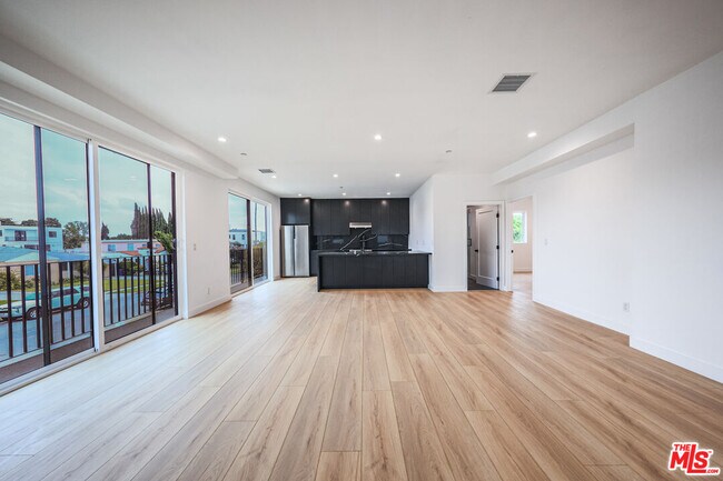 Building Photo - 1525 S Carmelina Ave