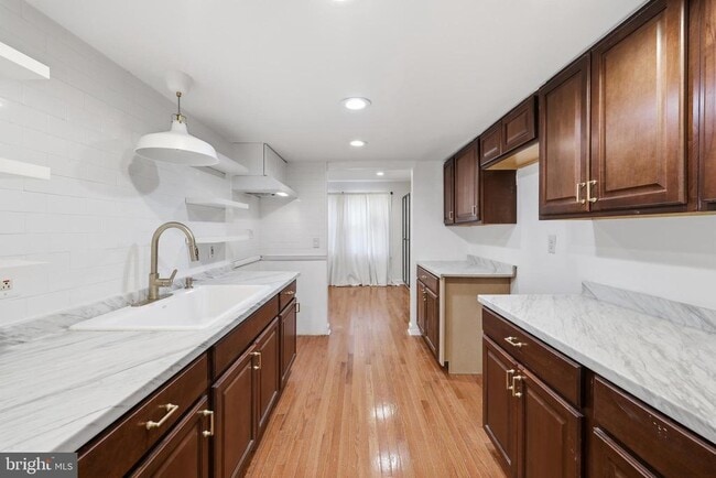 Building Photo - 10 Raleigh Pl