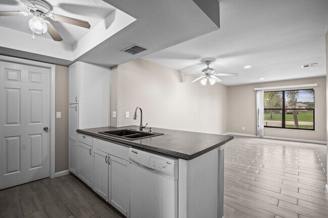 Building Photo - Stunning duplex offers two spacious bedroo...