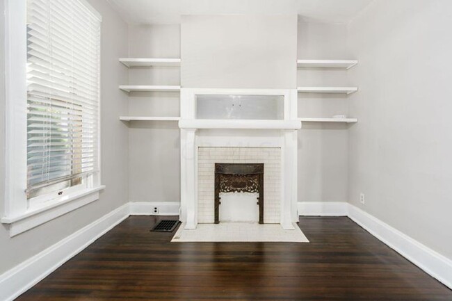 Building Photo - Adorable Brick Home in Italian Village!