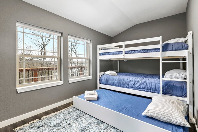 Building Photo - 211 Lakeshore Dr