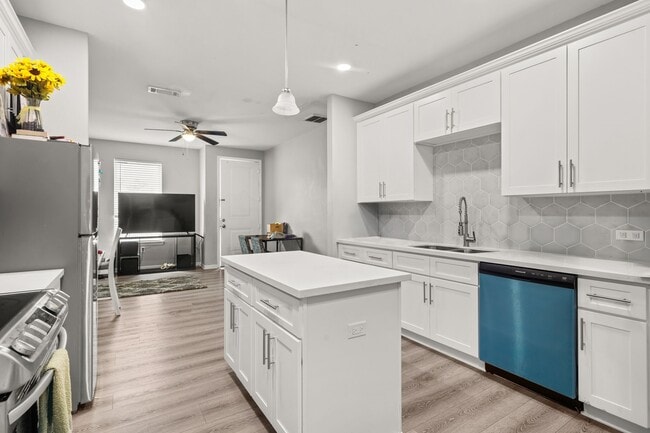 Building Photo - 8534 Woodlyn Rd