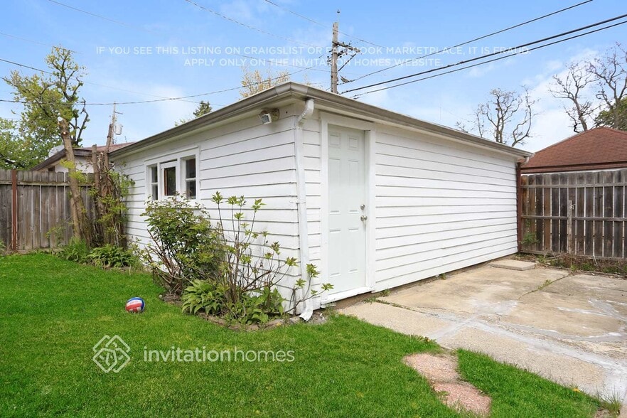 Building Photo - 6209 N Maplewood Ave