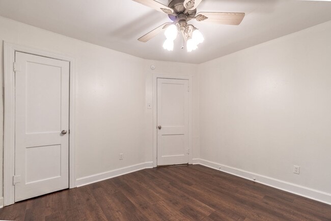 Building Photo - * Move-In Special - Half Off First Month's Rent * Fully Remodeled Home on a Cul-de-Sac - 2 Bed, 1...