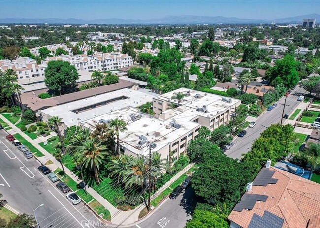 Building Photo - 5411 Tyrone Ave