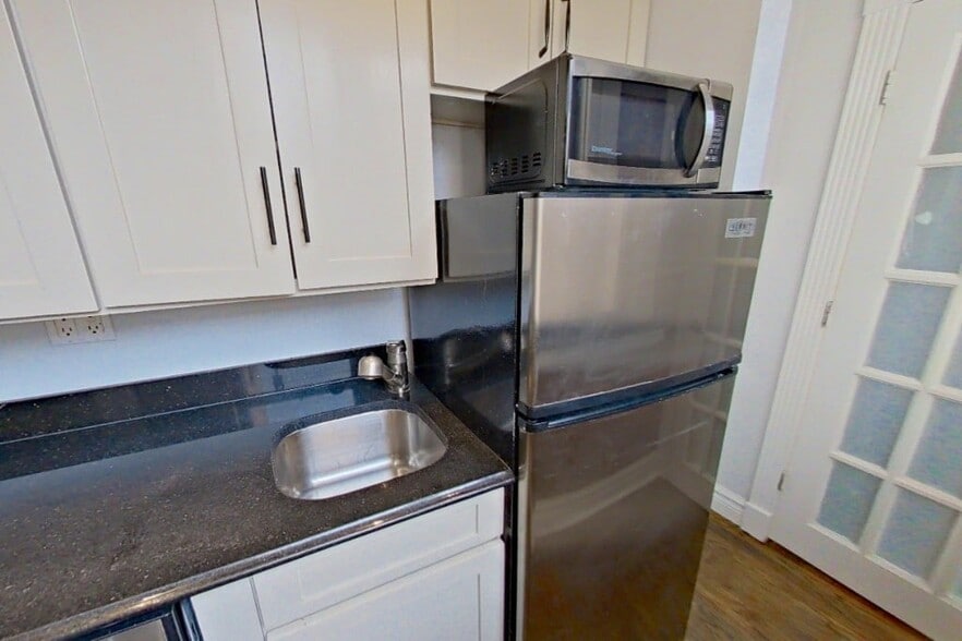 Building Photo - 410 E 13th St