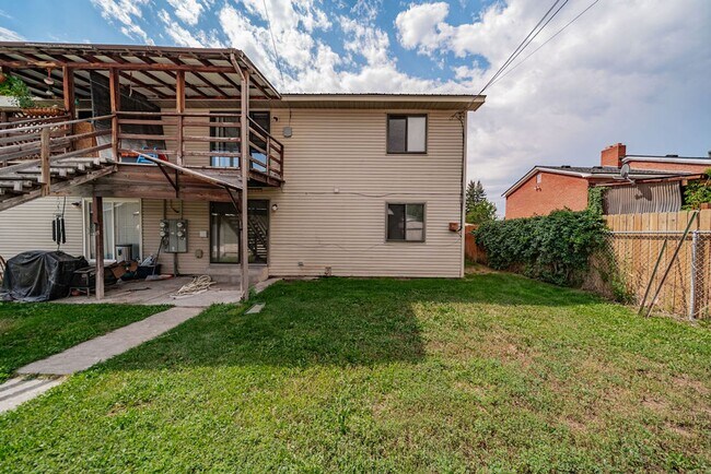 Building Photo - 675 Garfield St