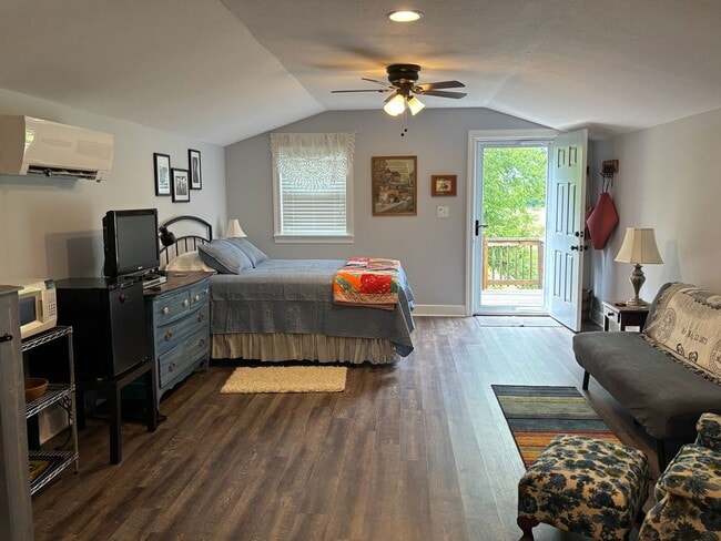 Building Photo - Charming Country House Fully Furnished