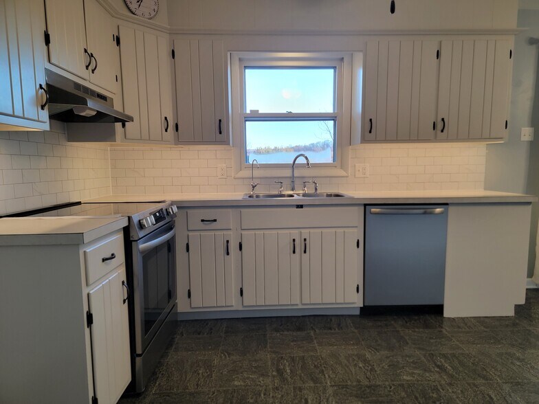 Building Photo - 40 Pine Crest Dr
