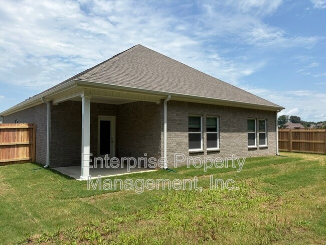 Building Photo - 385 Windemere Lp