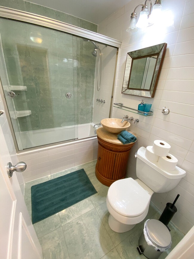 Building Photo - 65 W 107th St