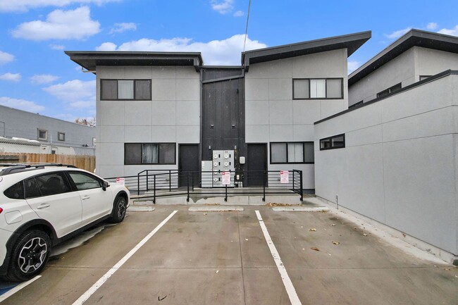 Building Photo - 1 Bedroom 2 Bathroom Luxury Brand New Town...