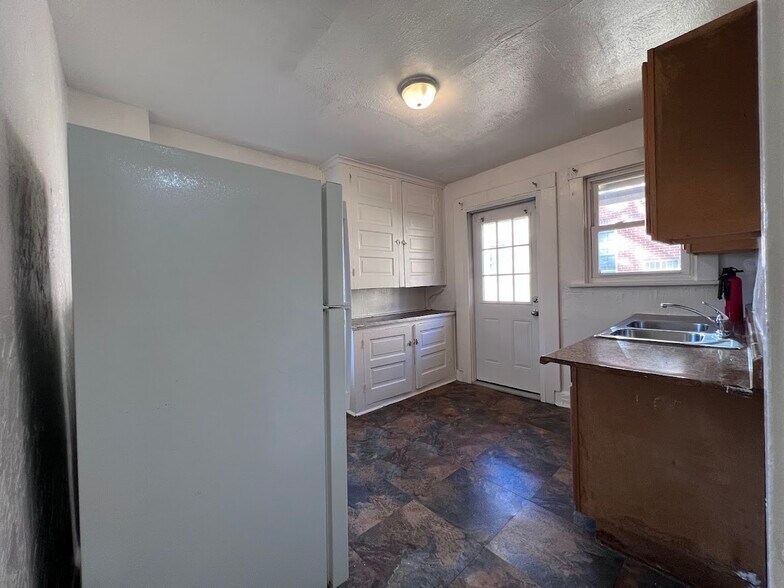 Building Photo - 1205 Sarah St