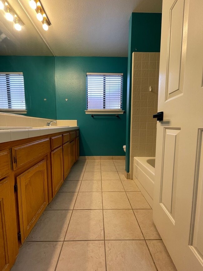Building Photo - 3 Bedroom / 2 Bathroom for Rent $2,500