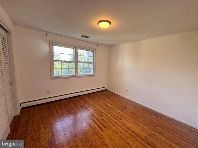 Building Photo - 765 Farnum Rd