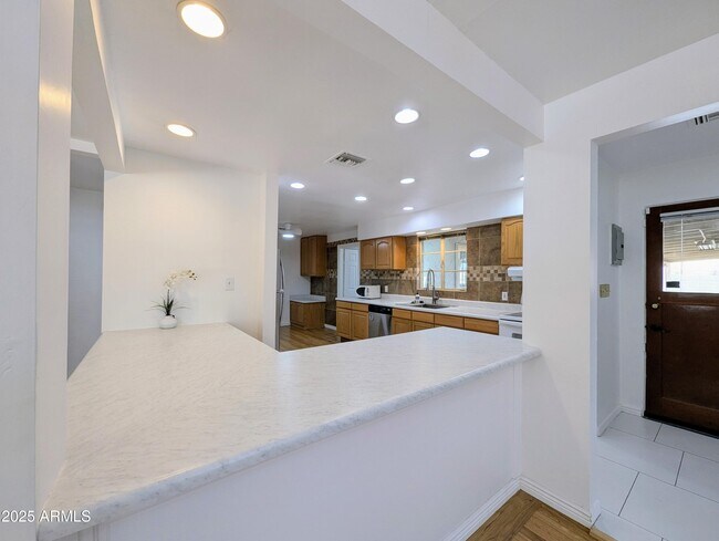 Building Photo - 2443 E Earll Dr