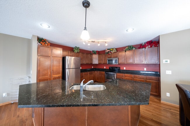 Building Photo - 6988 S Park Dr