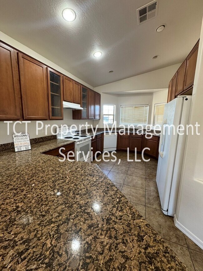 Building Photo - Great 4 Bedroom Home In Montecito Estates!
