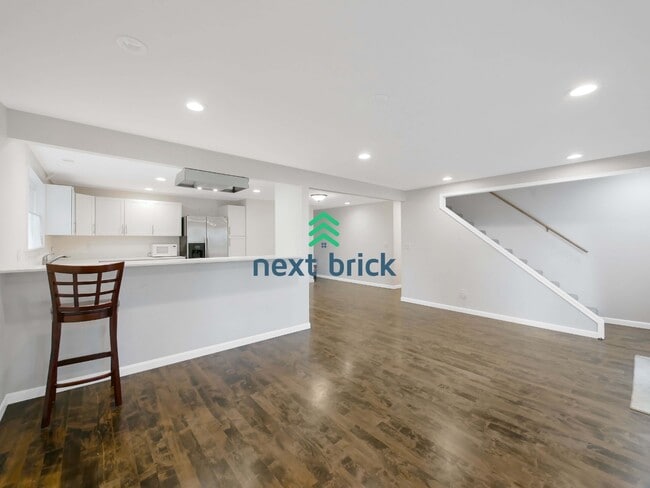 Building Photo - Beautiful 5-Bed Single-Family Home in Prime Kirkland Location!