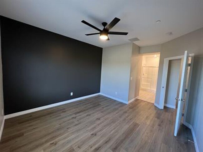 Building Photo - 3 Bedroom 2.5 Bathroom Townhome - Pet Friendly.