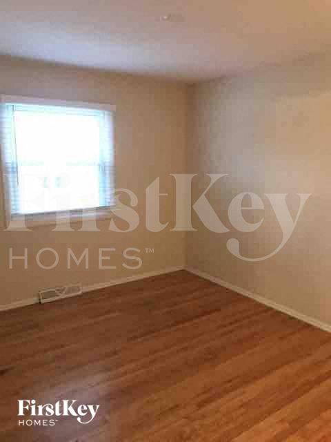 Building Photo - 534 Longwood Dr