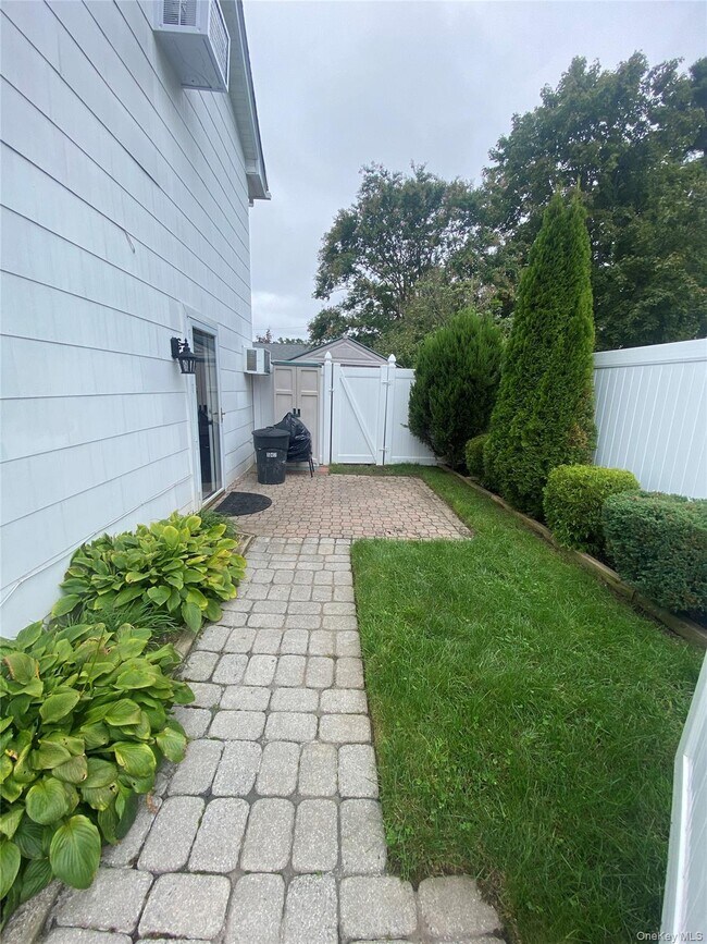 Building Photo - 547 Middle St