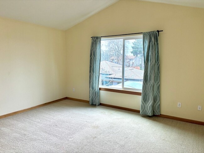 Building Photo - Montavilla 3 bed, 2 1/2 bath house