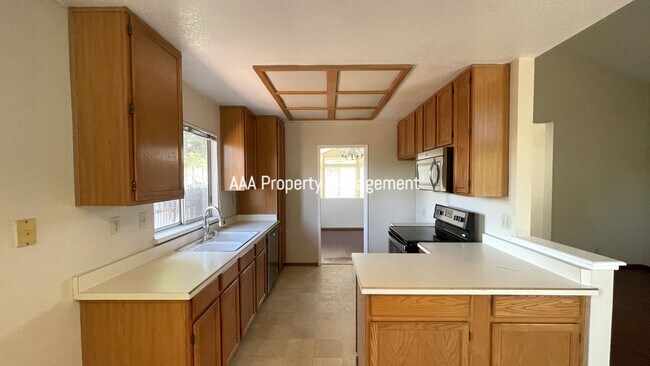 Building Photo - Brentwood Beautiful 3 bedroom 2 bath home!...