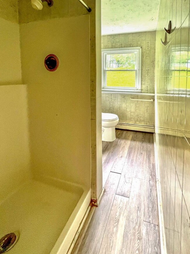 Building Photo - Spacious 5-Bedroom, 1.75 Bathroom Home in a Prime Location (58 East Terrace)