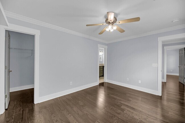 Building Photo - Centrally Located and Beautifully Renovate...