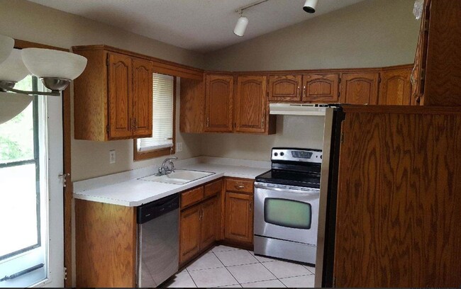 Building Photo - Stunning 3 Bedroom 2 Bathroom Home in St. Paul Park!