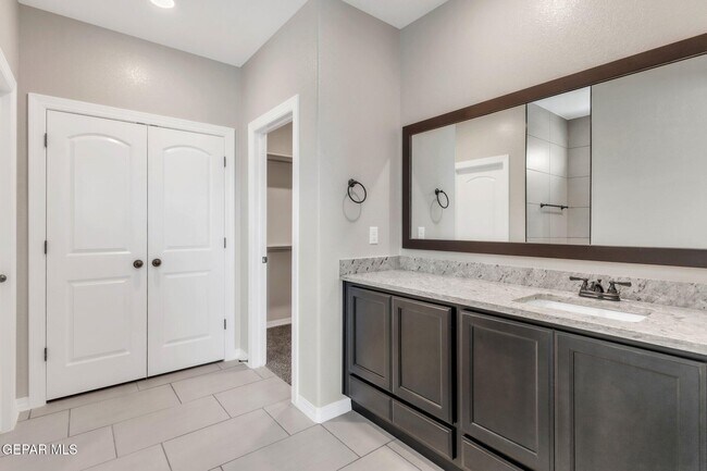 Building Photo - 1644 Folkstone St