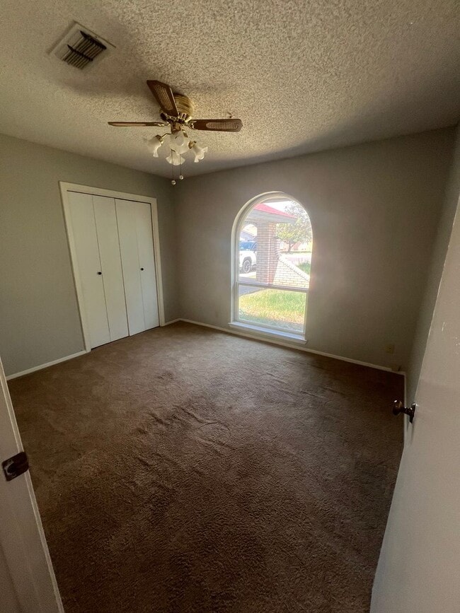 Building Photo - Great Family Home in Northeast Midland