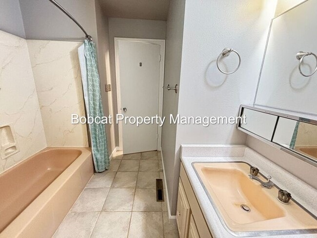 Building Photo - 708 Highland St