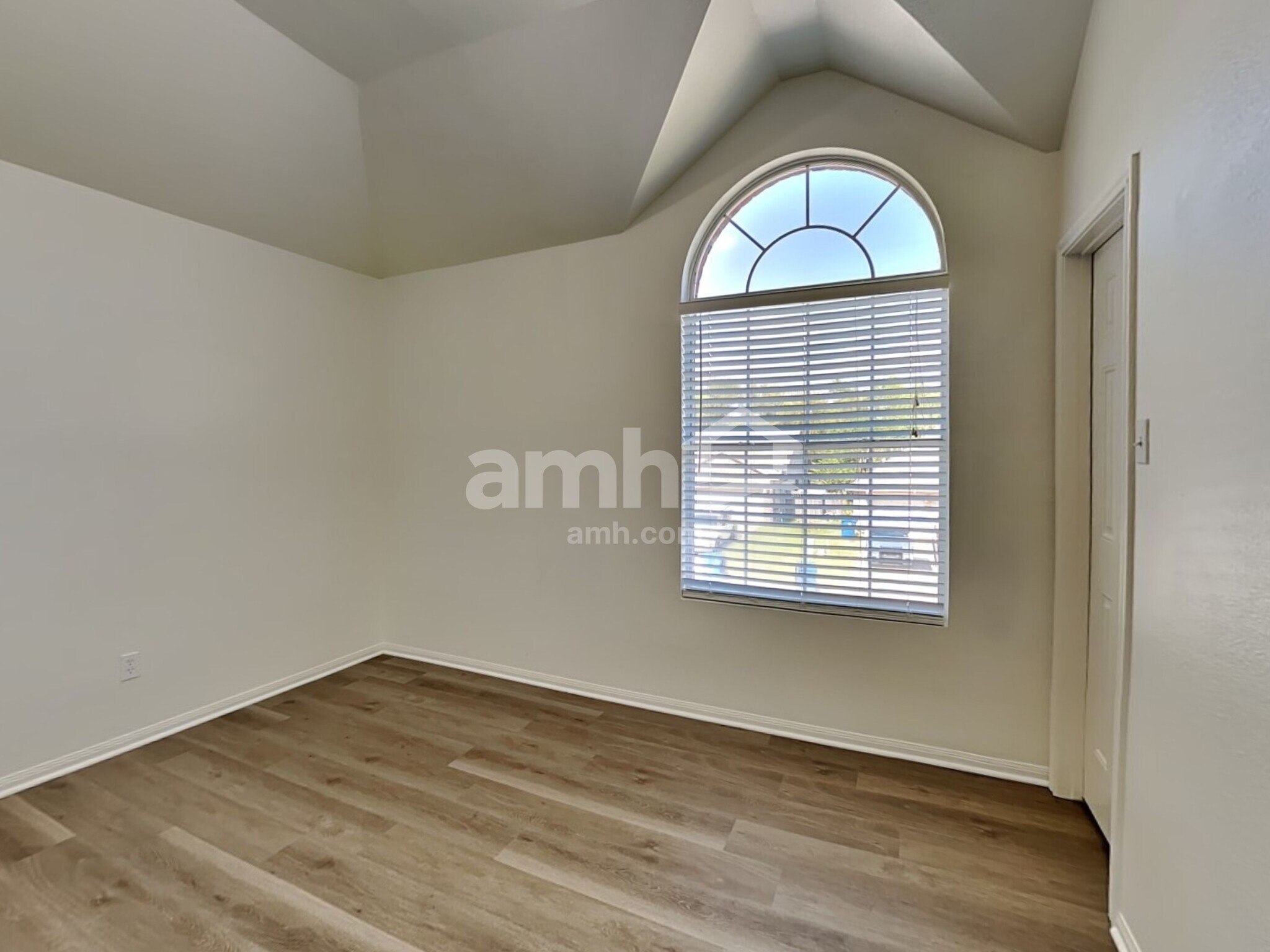 Building Photo - 18439 Sunrise Oaks Ct