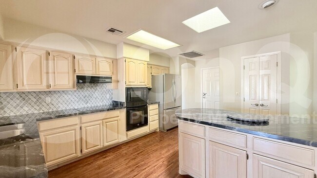Building Photo - 822 W Earll Dr