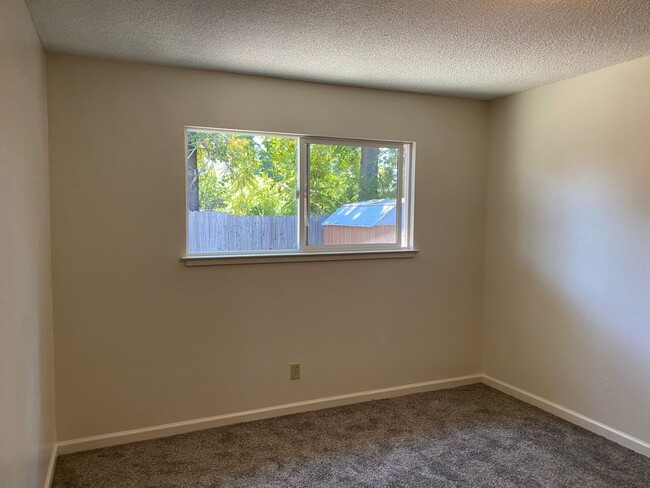 Building Photo - Convenient location, washer/dryer included